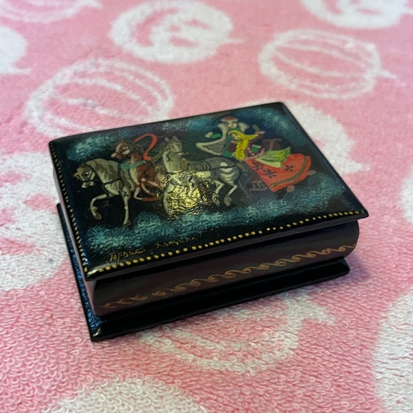 VTG Hand-painted USSR Black Lacquer Trinket Jewelry Box - Picture 5 of 6